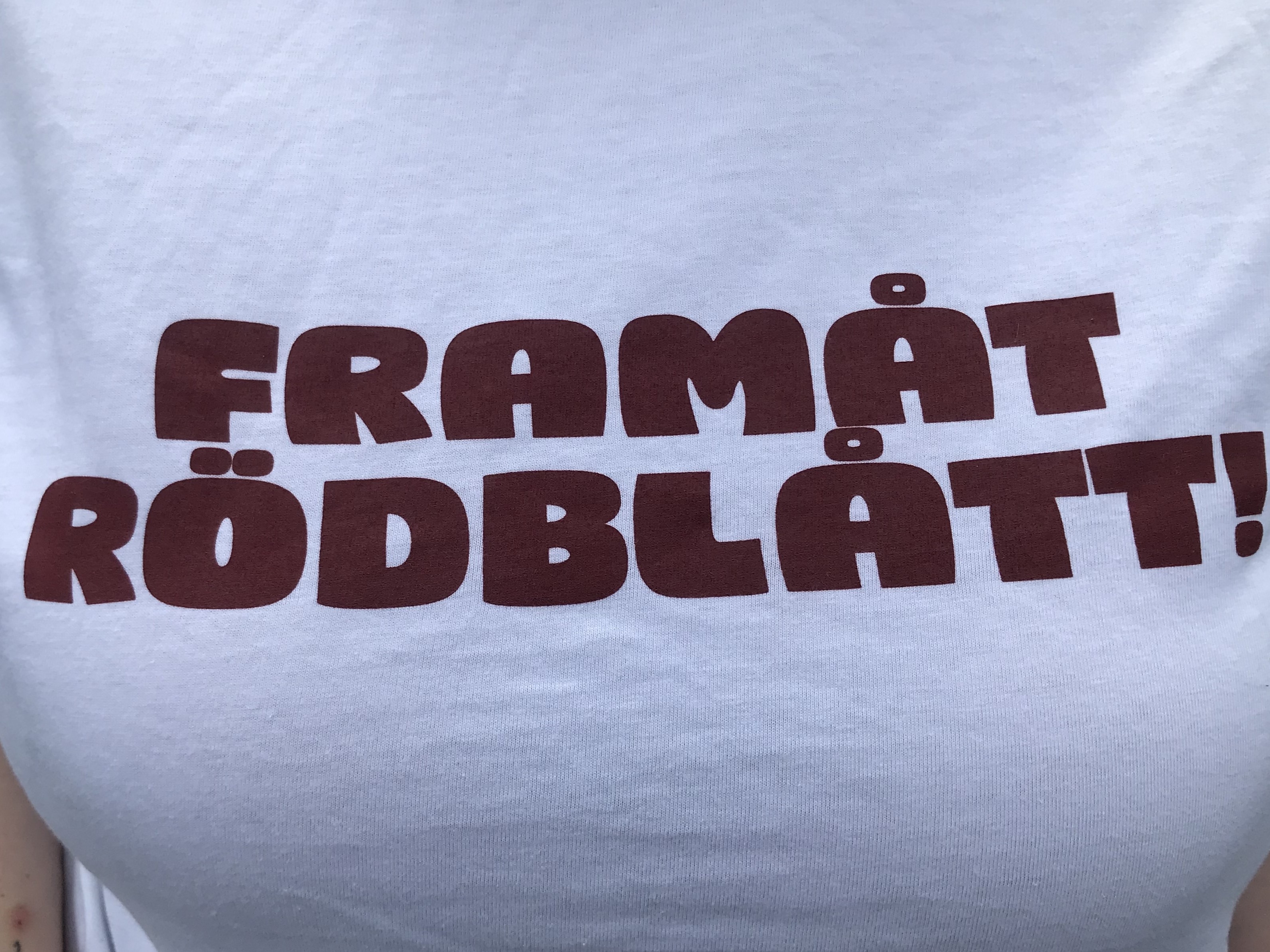 Framåt röblått t-shirt - 2