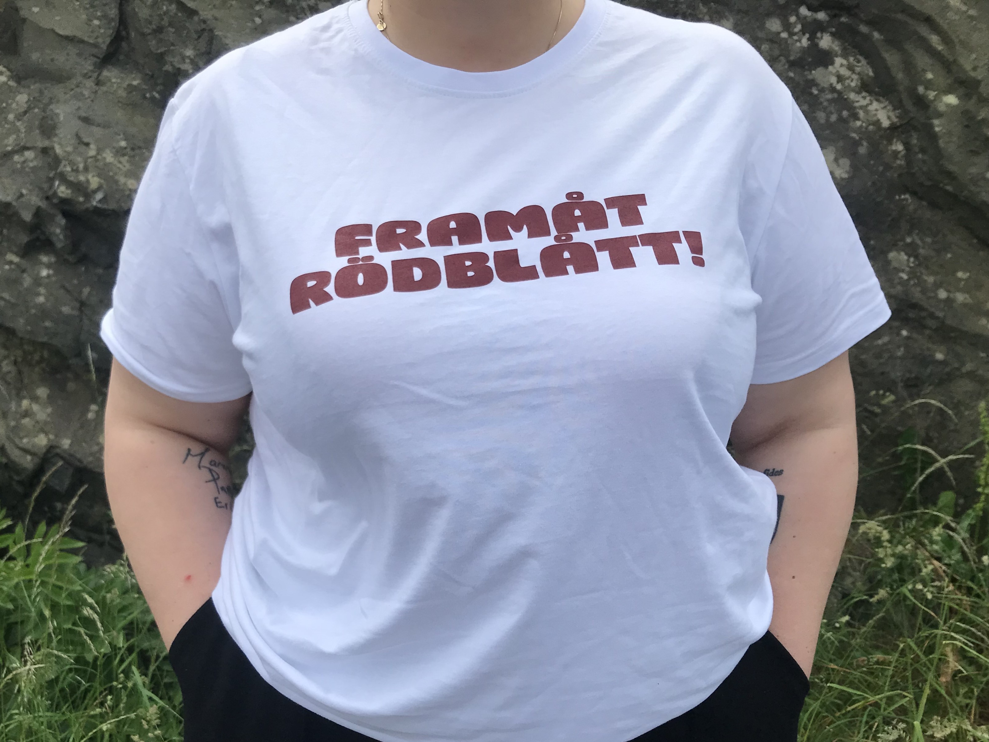 Framåt röblått t-shirt