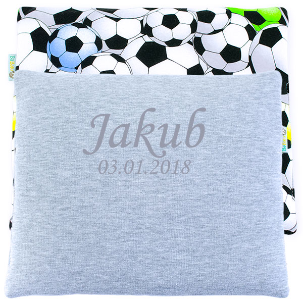 Kudde med namn och färgglada fotbollar