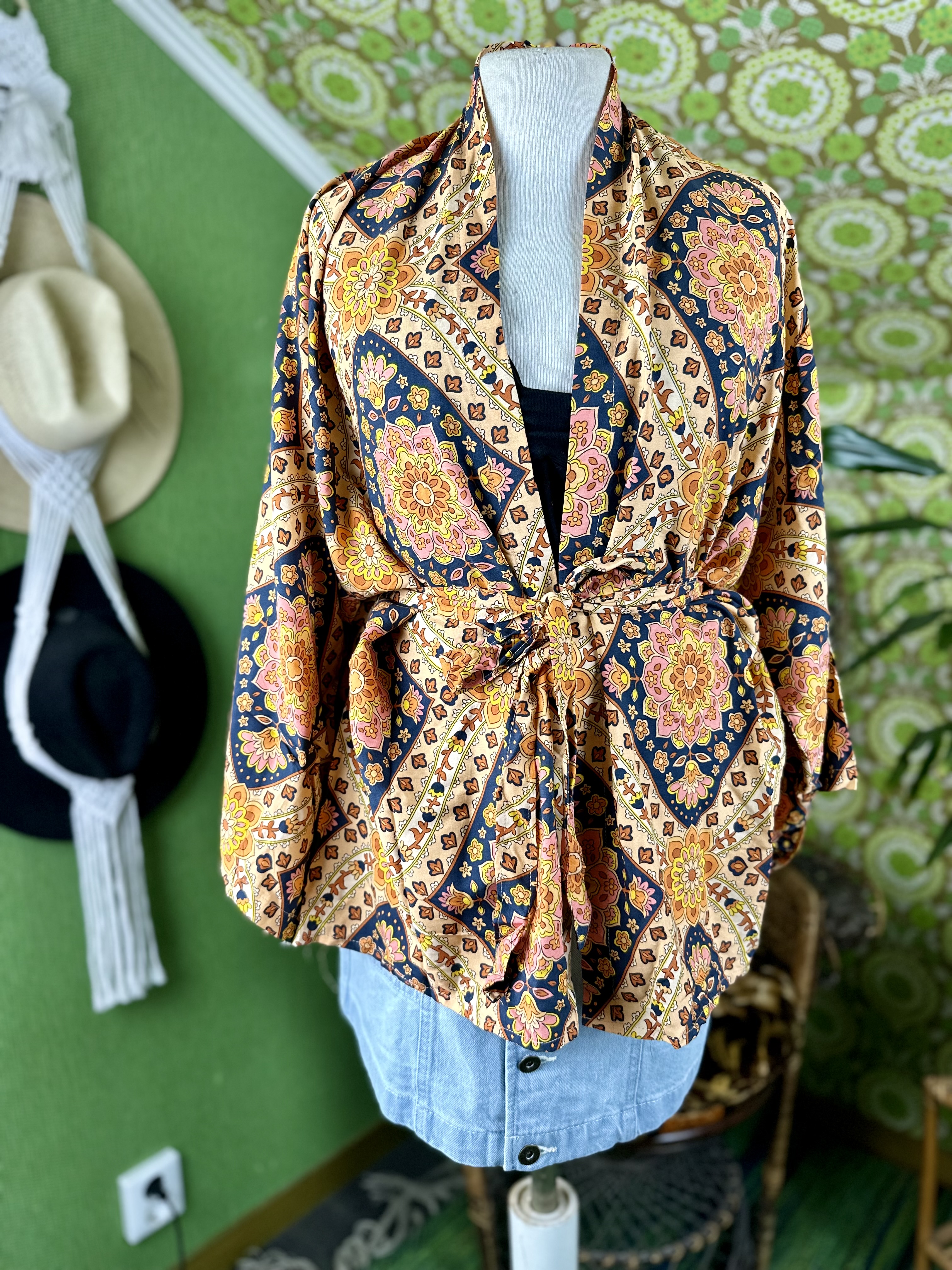 Kort kimono i mönstrat tyg  - 2