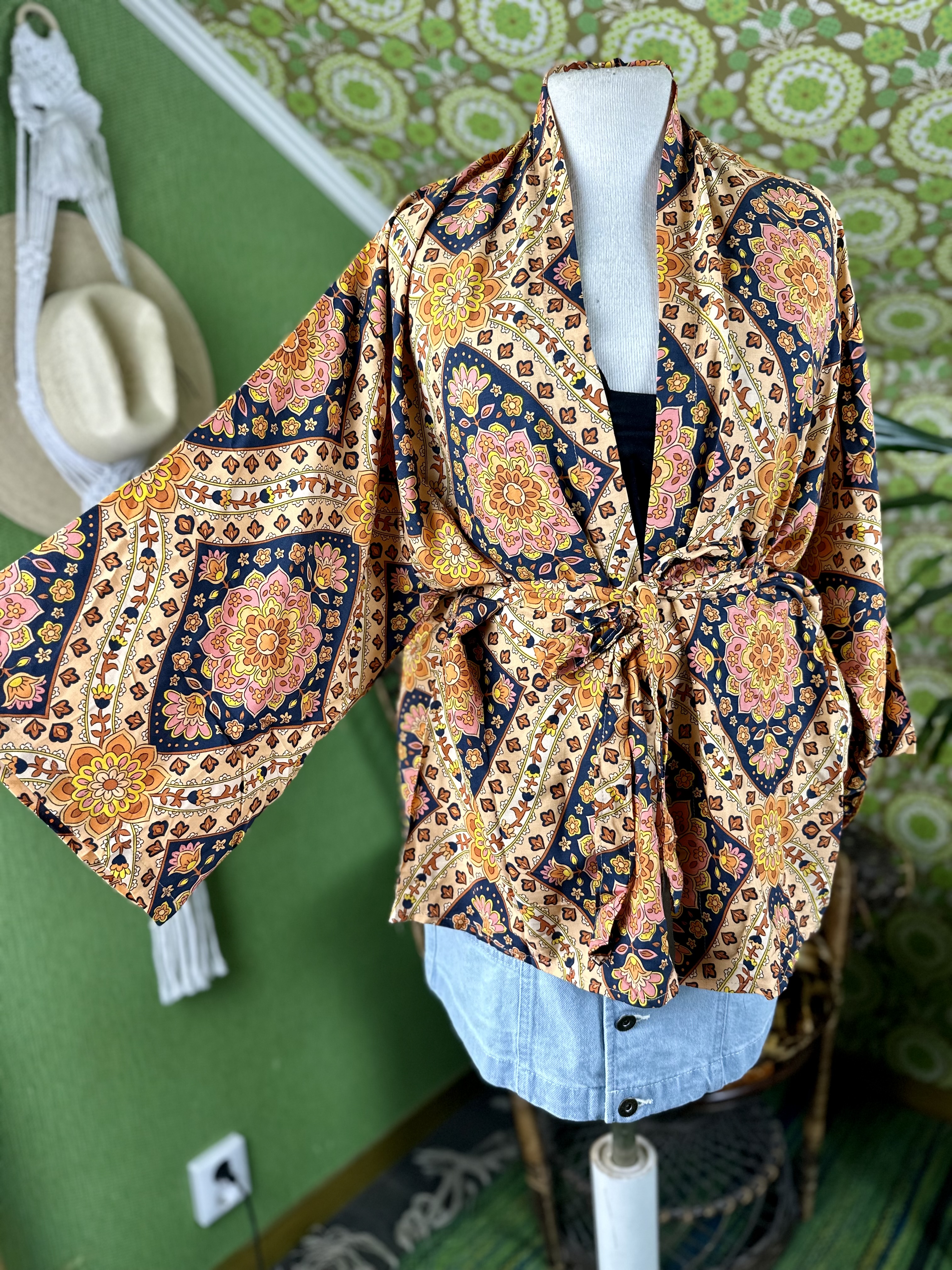 Kort kimono i mönstrat tyg 