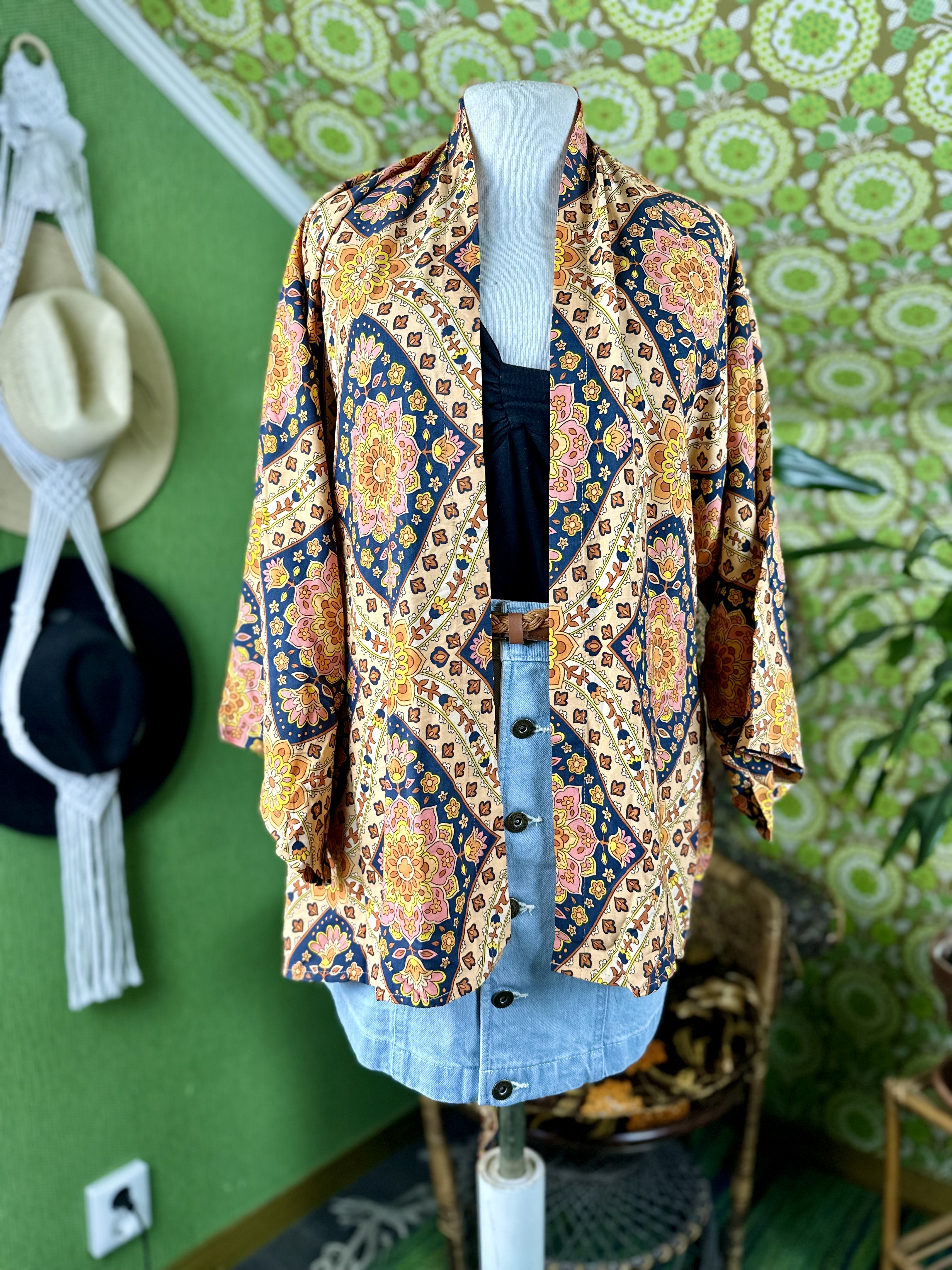 Kort kimono i mönstrat tyg  - 3