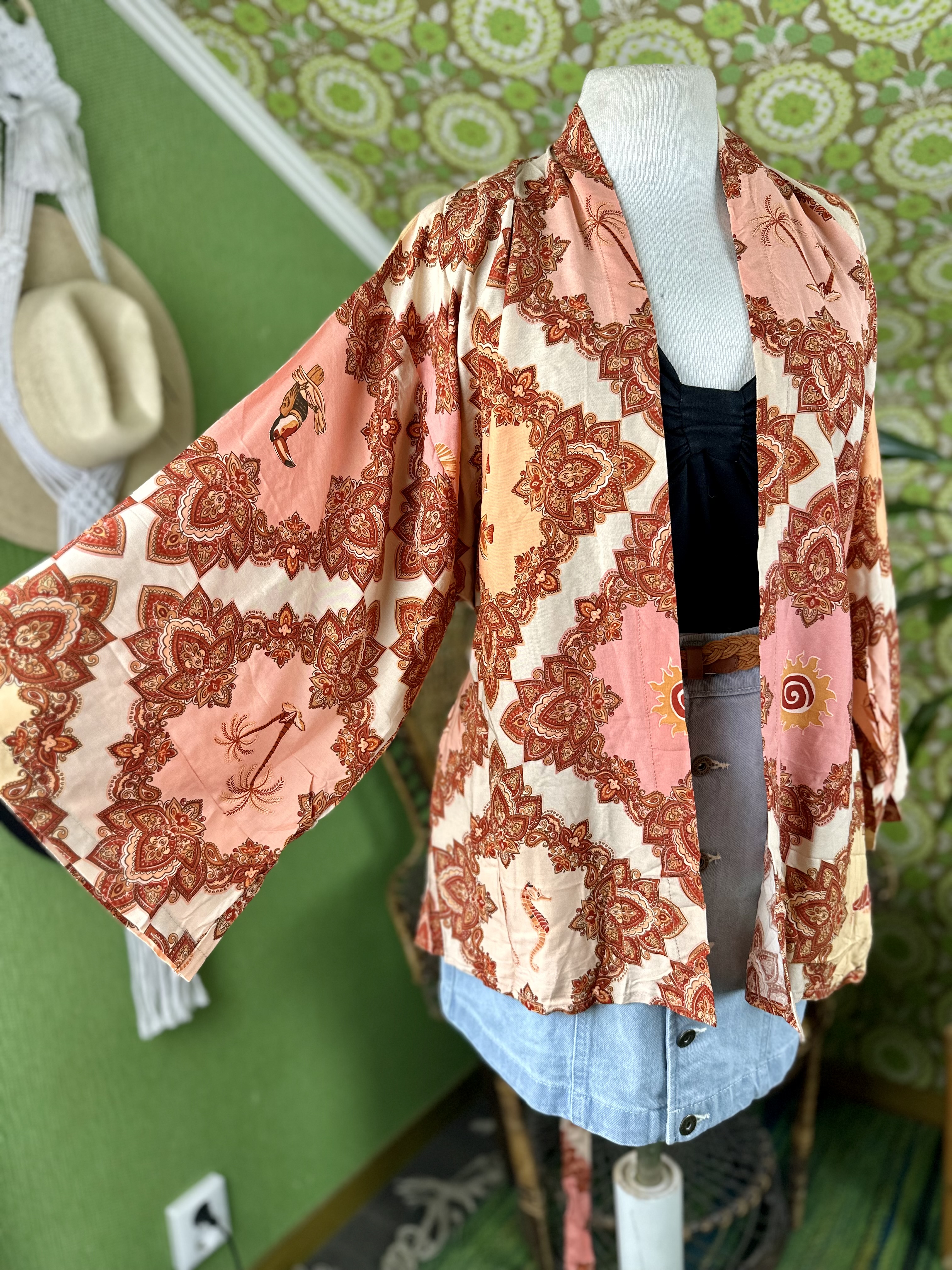 Kort kimono i mönstrat tyg 