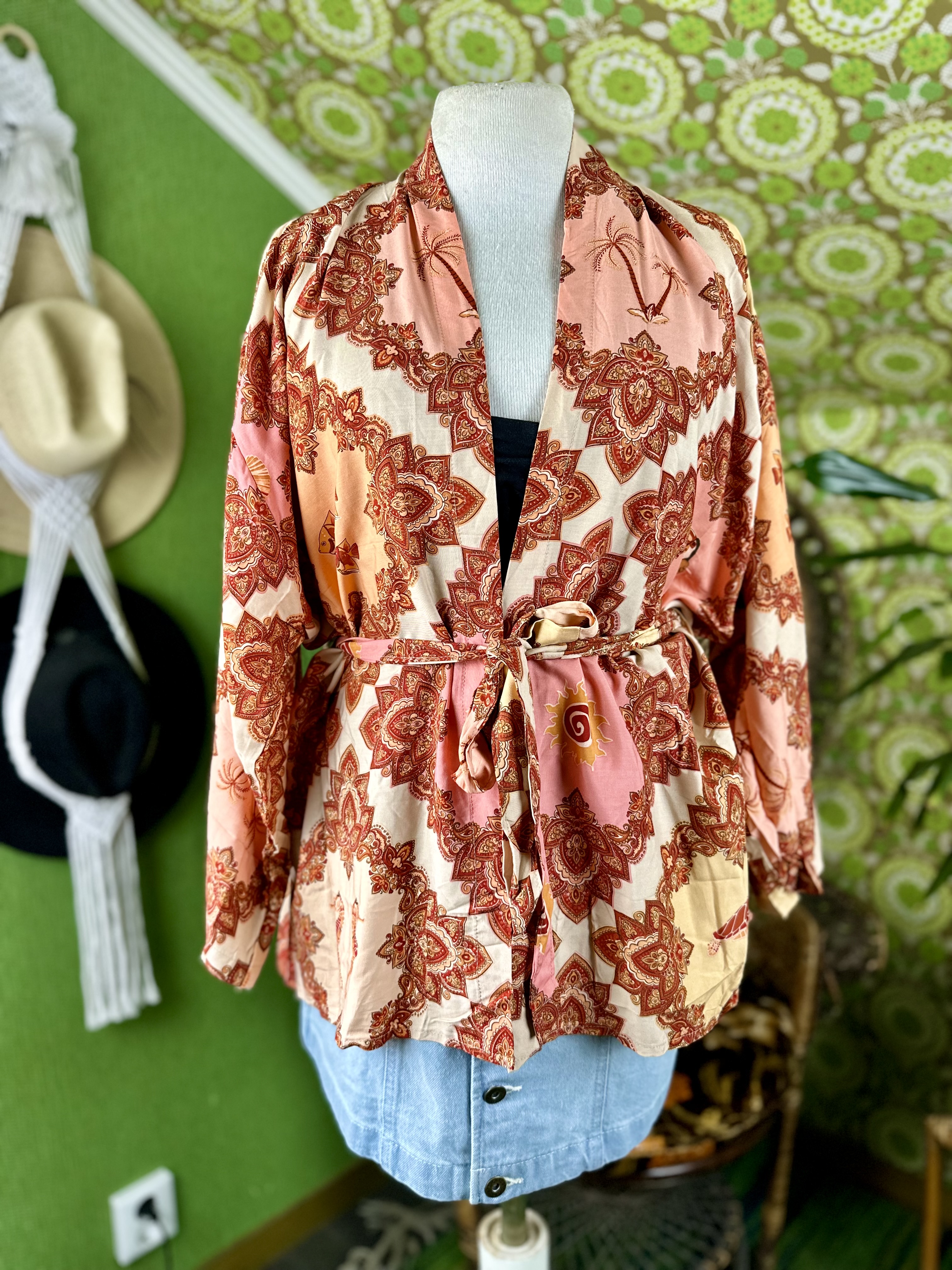 Kort kimono i mönstrat tyg  - 2