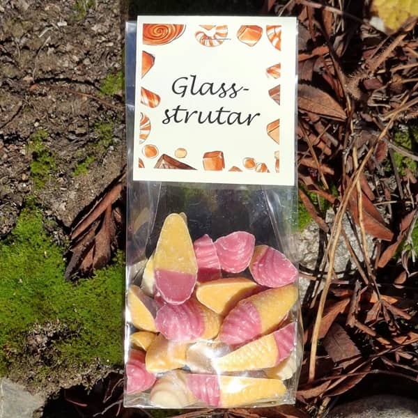 Närbild på utlagda Glass-strutar – Klassiskt godis