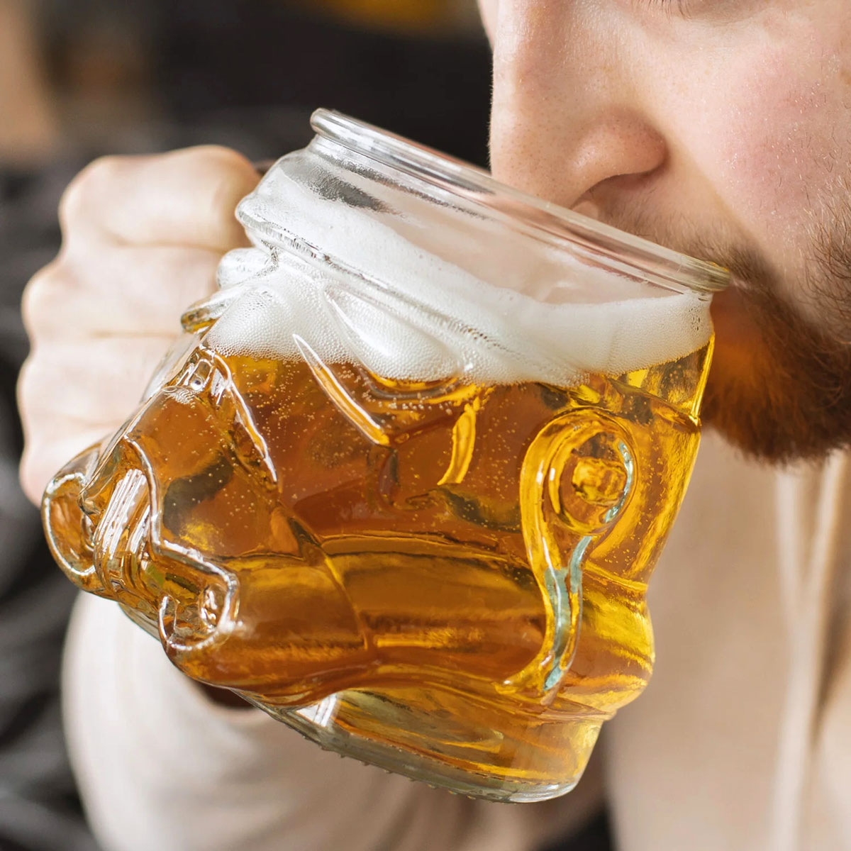 Man dricker öl ur Star Wars Stormtrooper Ölglas