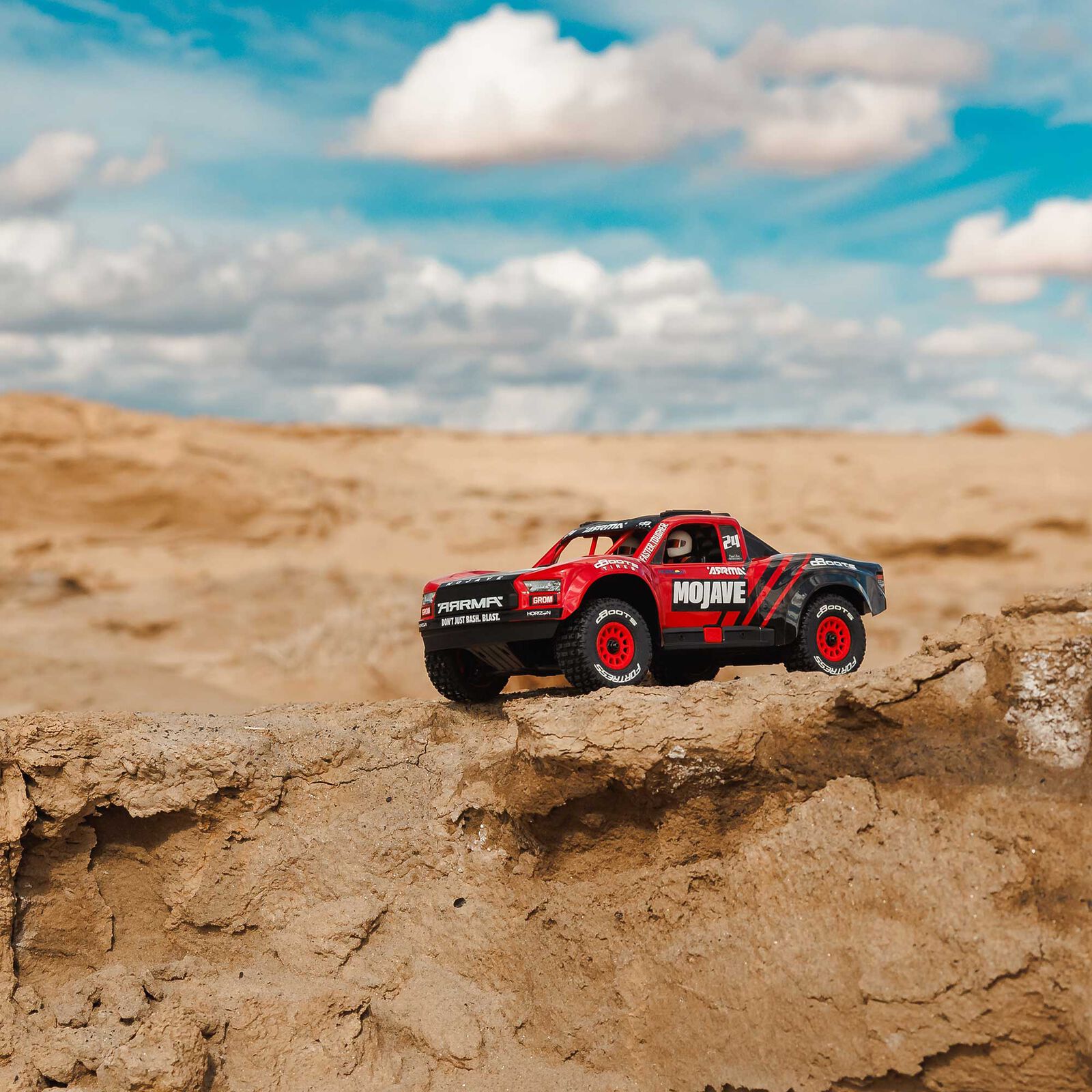Arrma MOJAVE GROM MEGA 380 Brushed 4X4 Small Scale Desert Truck RTR med Batteri & Laddare, Blå/Vit - 14