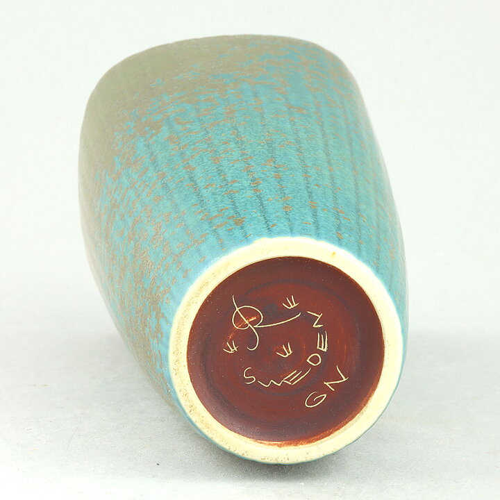 Gunnar Nylund (ARH 1950s) Green Quadratic Vase with Linear Relief 16 cm (2)