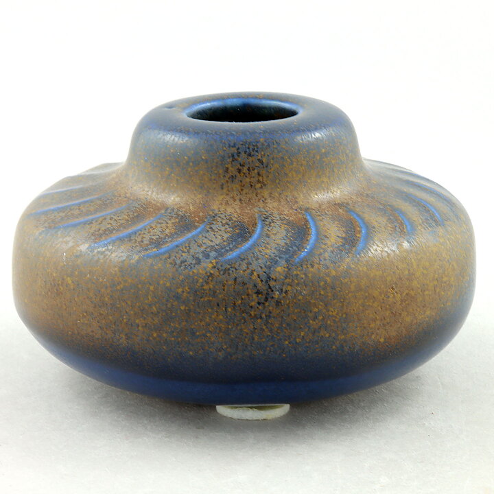 Wilhelm Kåge (KAPA 1958) Blue/Brown Discus Vase with Relief 11 cm