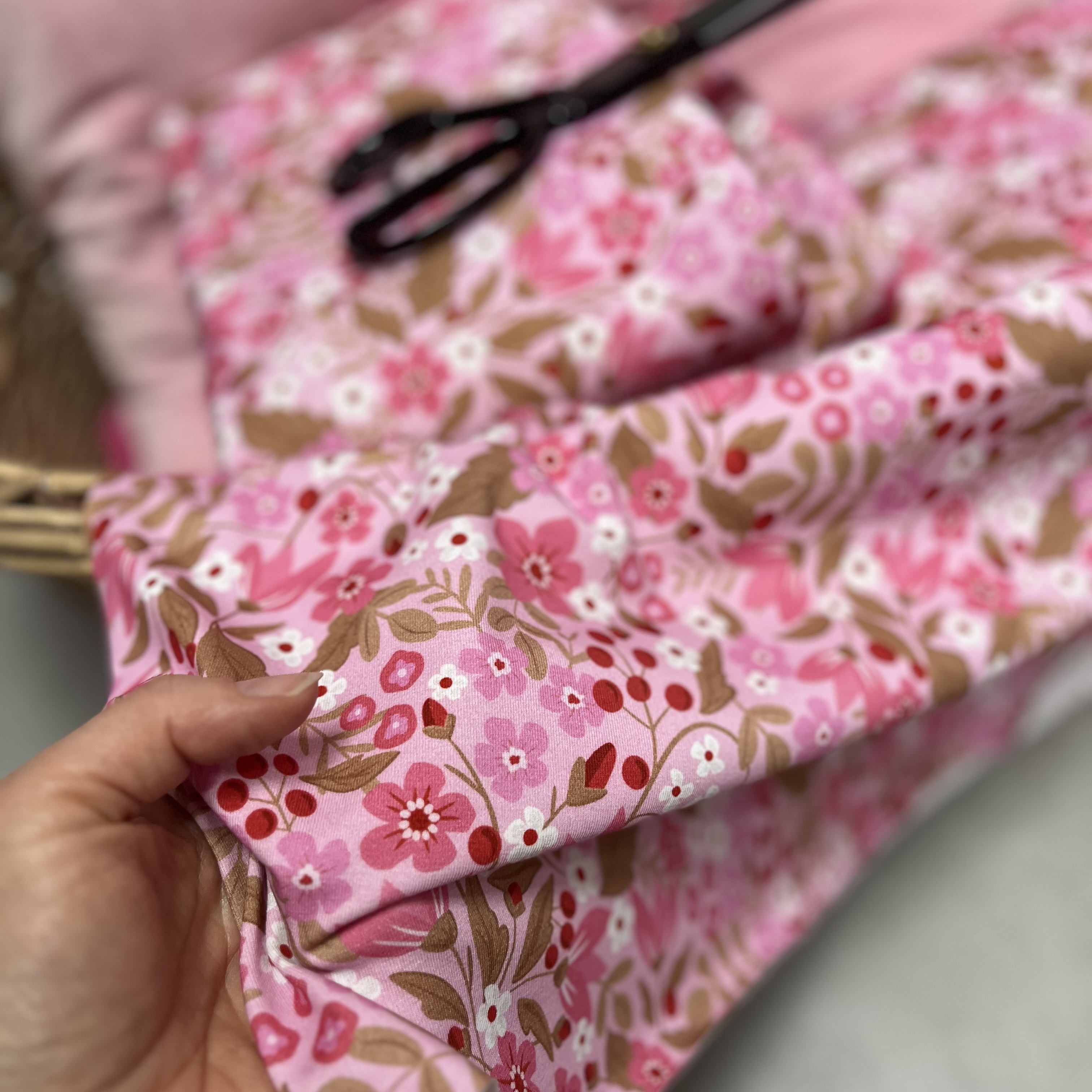 SLUTSÅLT! Jerseytyg ekologisk bomull,   "JOHANNAS ROSA JUVELER", metervara  - 3