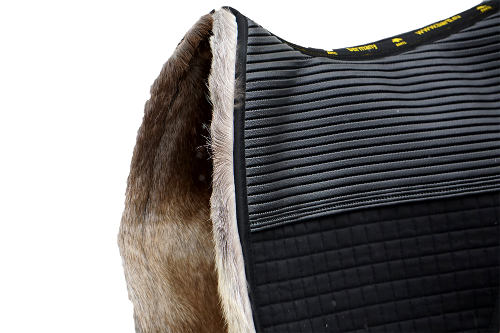 Endurance saddle pad Bartl "AERIAL" with reindeer fur, antislip, black - 9