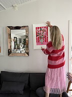 Collage "Bukett och rosa-röd tapet" av Maria C Bernhardsson. Orginal utan ram. 70x50cm.