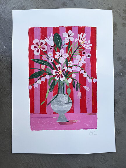 Collage "Bukett och rosa-röd tapet" av Maria C Bernhardsson. Orginal utan ram. 70x50cm.