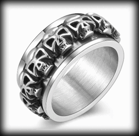 11 mm. Spinner ring med dödskallei rostfritt stål.