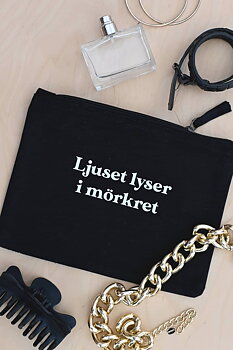 SVART NECESSÄR AV KRAFTIG EKOLOGISK BOMULLSCANVAS: LJUSET LYSER I MÖRKRET