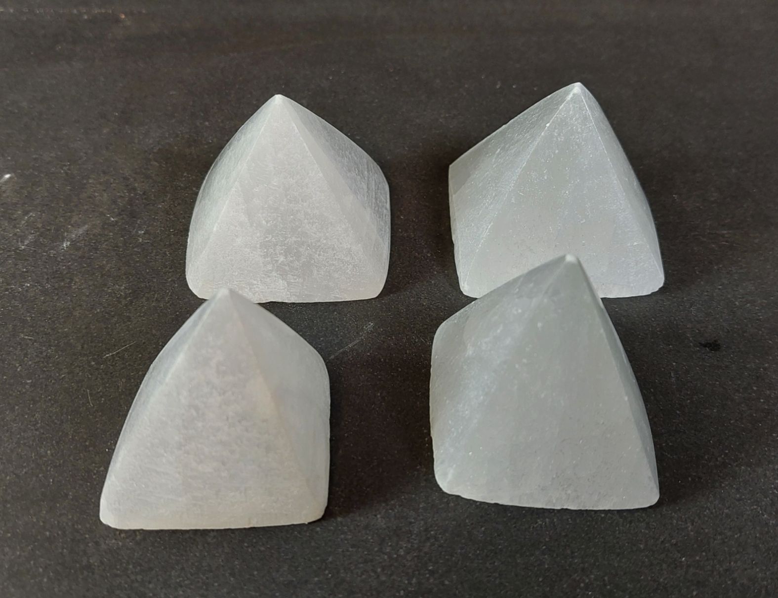 Selenit Pyramid - ca 4.5cm