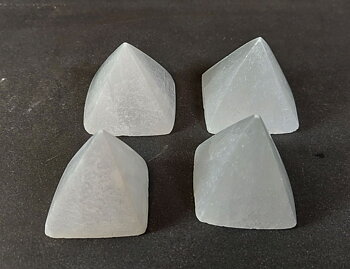 Selenit Pyramid - ca 4.5cm