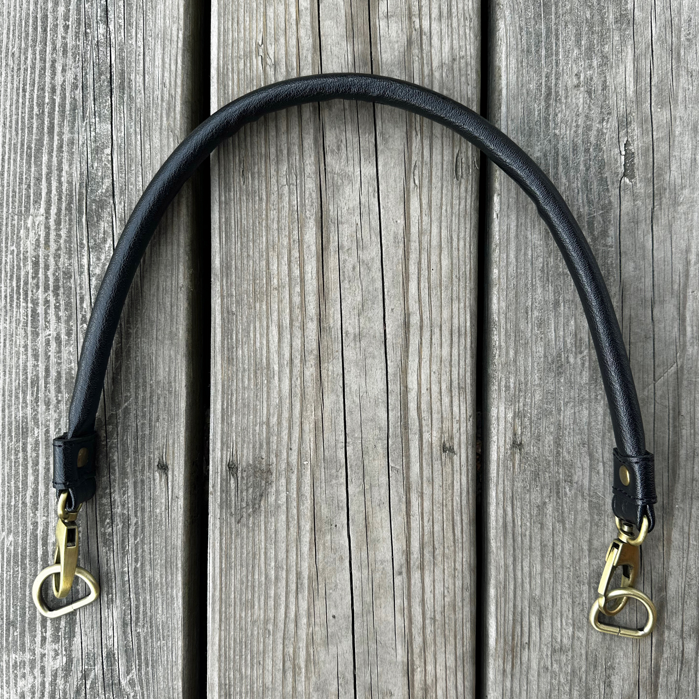 Väskhandtag 47 cm med hakar & D-ringar i antikguld, svart