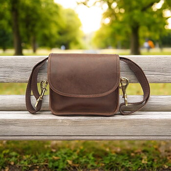 Leather By Beth patronväska. Handgjord i exklusivt Cashmere Grain-läder. Gravyr ingår!