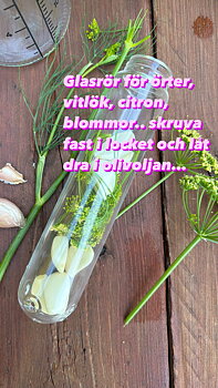Glasbehållare med infusion för olja.