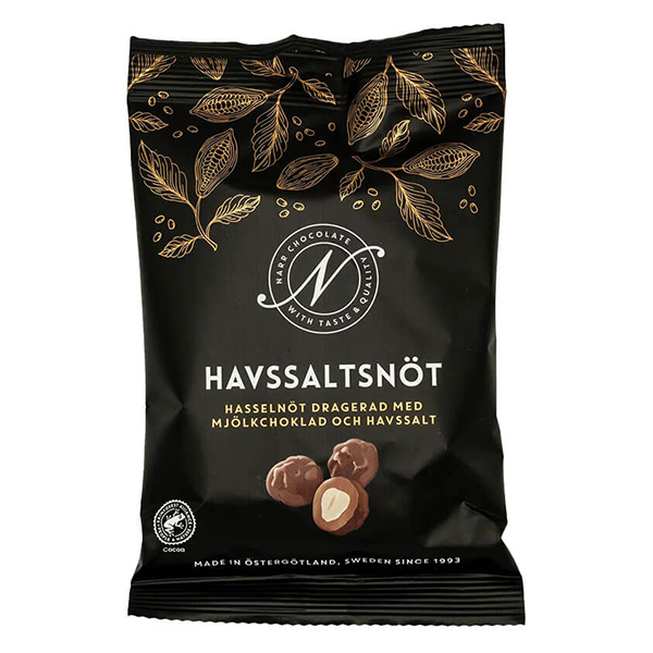 Narr Chocolate Havssaltsnöt, 120 g. Hasselnöt dragerad med mjölkchoklad.