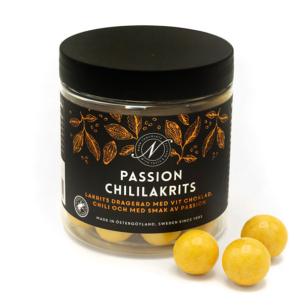 Narr Chocolate Passion Chililakrits, 150 g. Lakrits dragerad med vit choklad, chili och med smak av passionfrukt.