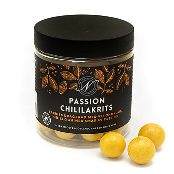 Narr Chocolate Passion Chililakrits, 150 g. Lakrits dragerad med vit choklad, chili och med smak av passionfrukt.