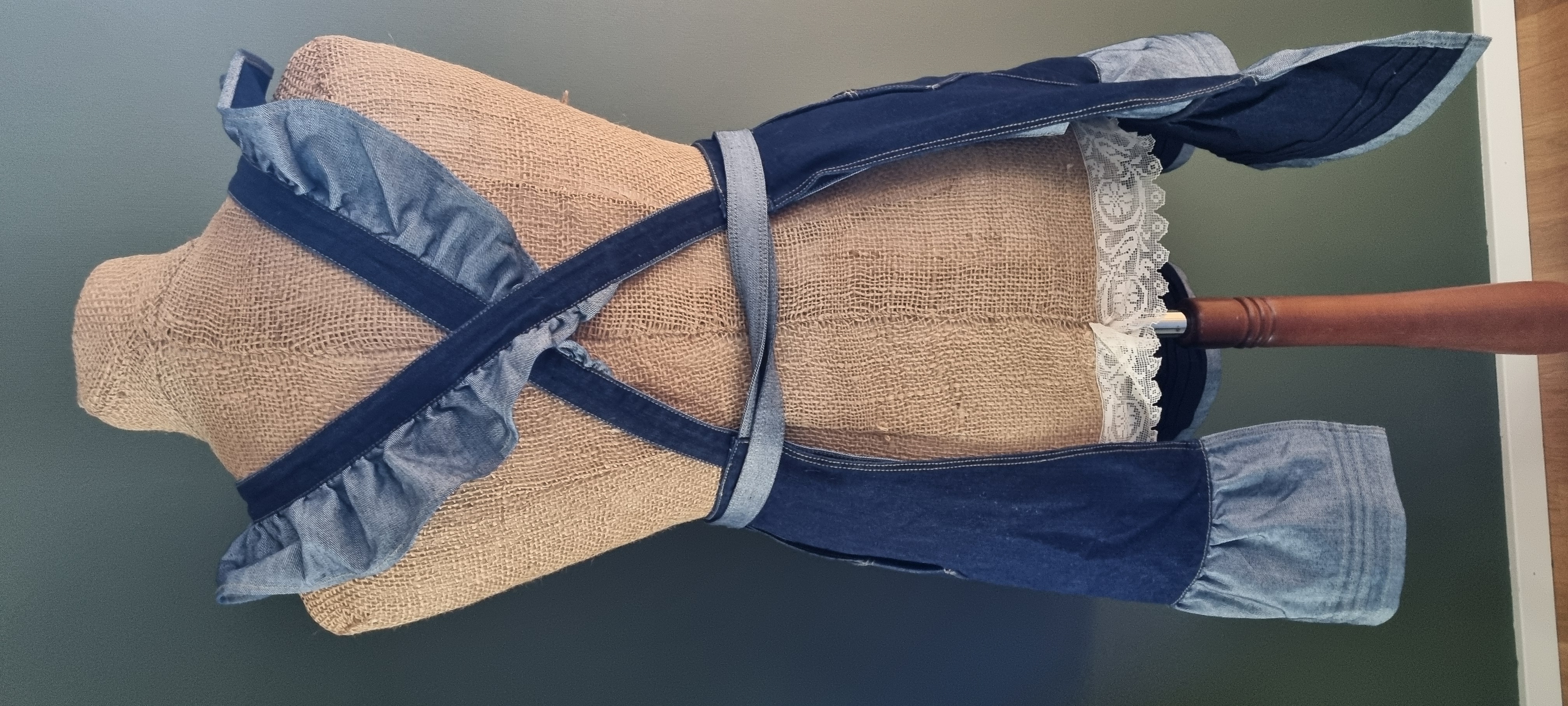 Karin Apron -  förkläde i denim. - 2
