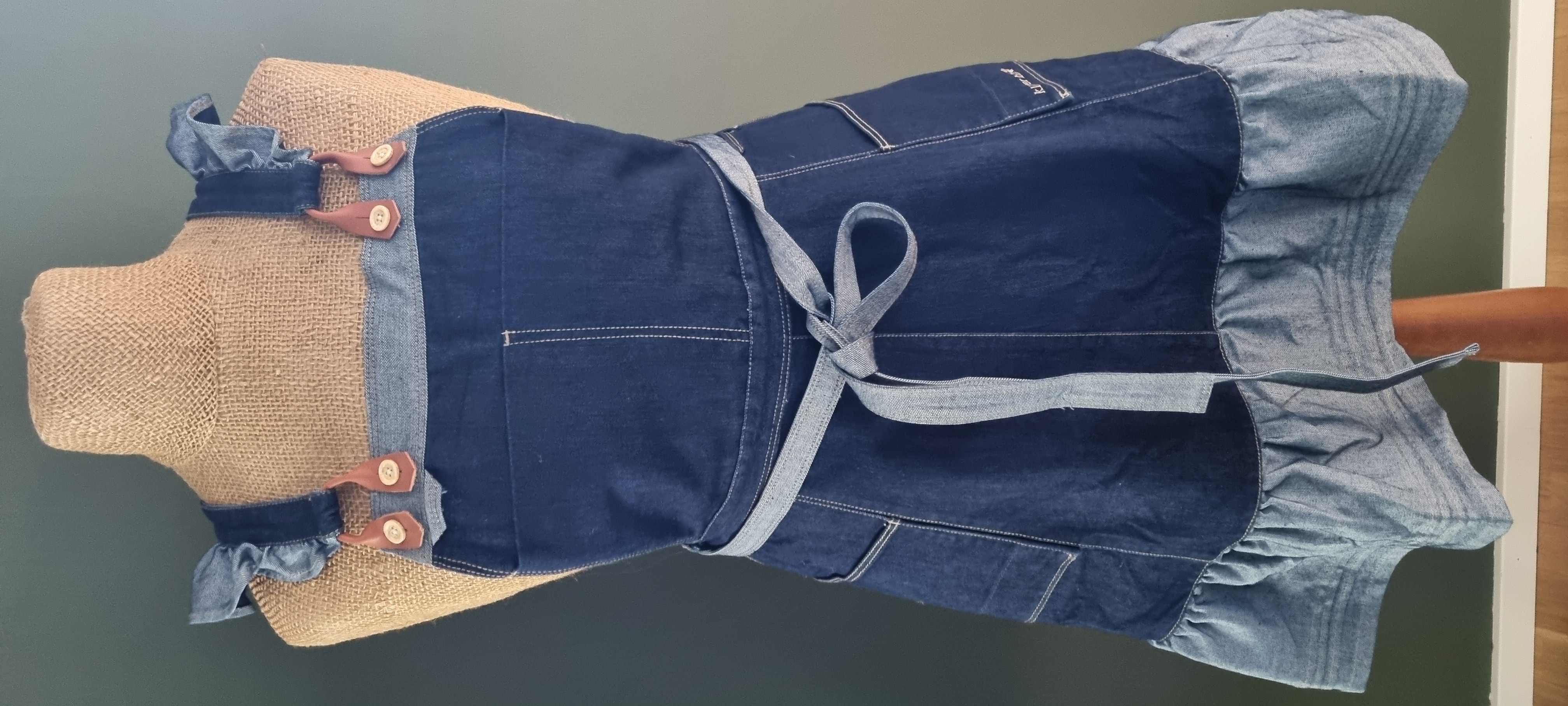 Karin Apron -  förkläde i denim.