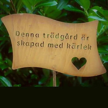 Skylt -  Denna trädgård är skapad med kärlek