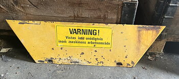 Skyddsplåt över fotsteg