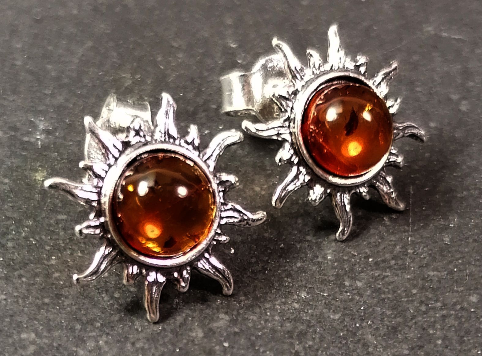 Stiftörhängen i Silver - Sol med Bärnsten