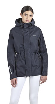 Ridregnjacka Equiline Rawek unisex mörkblå front på kvinnlig modell