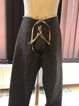 Vändsydda byxor med codpiece, handsydda kanter