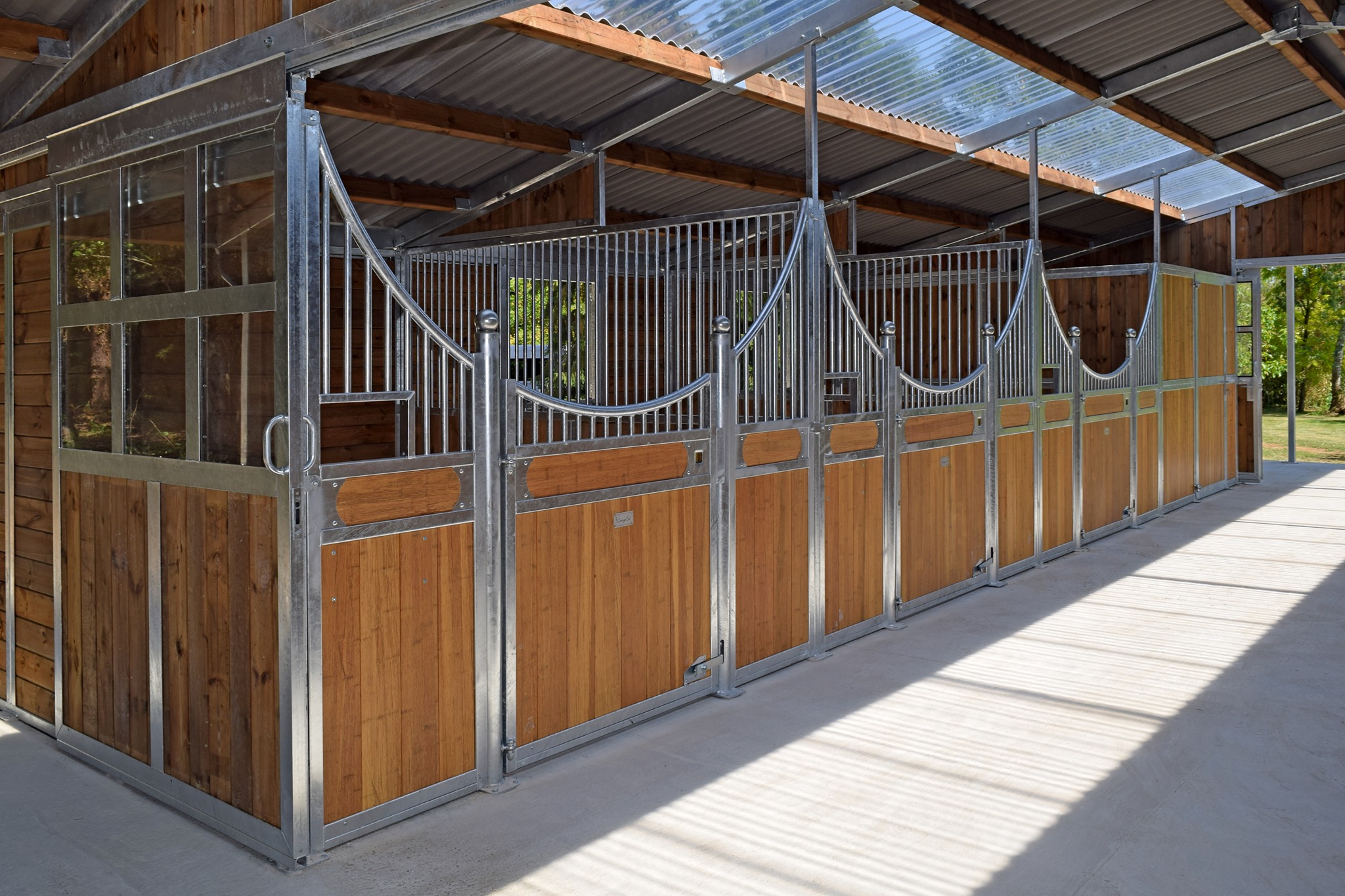 BONN 4 m prestige hästboxfront i elegant stallmiljö