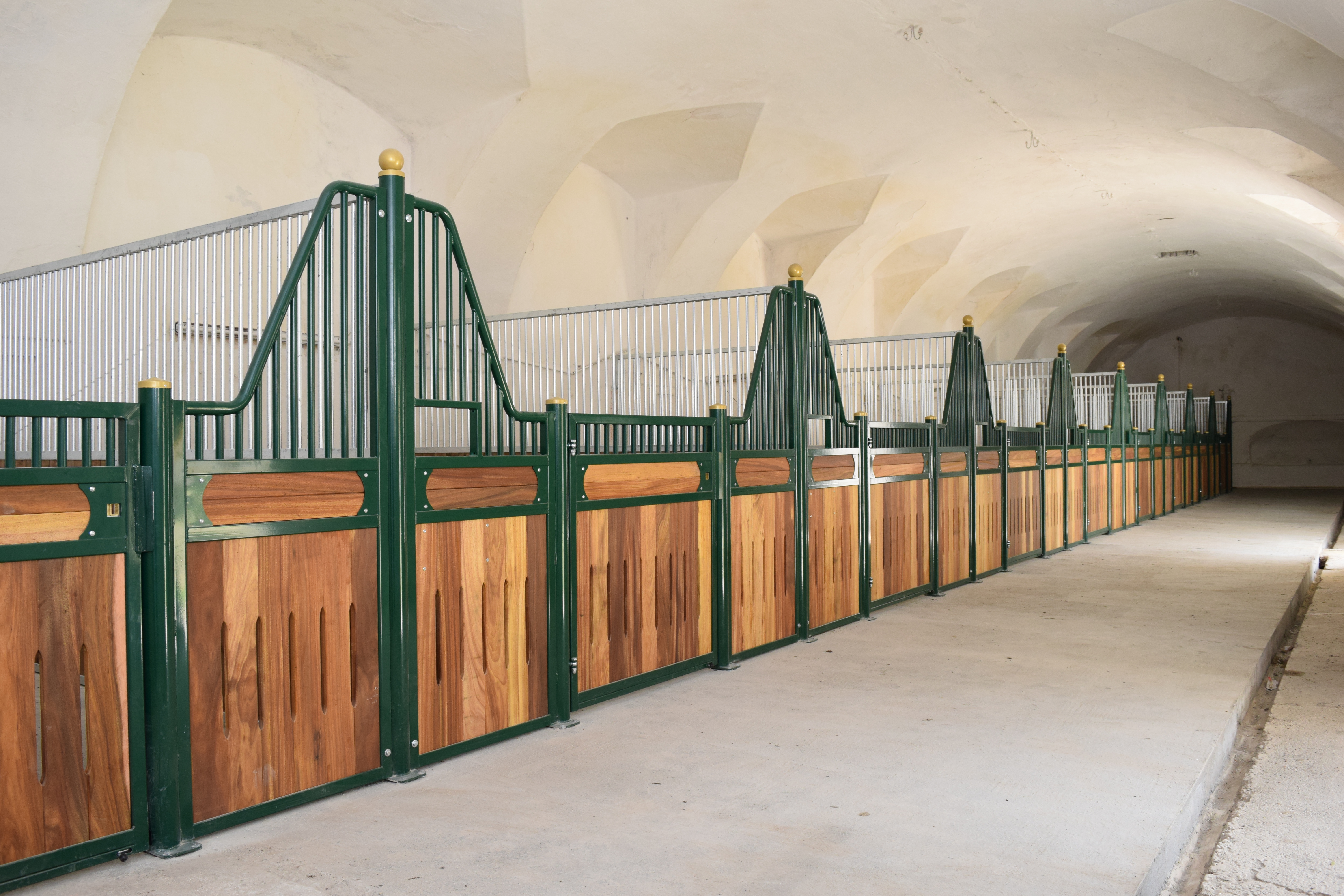 Prestige stallmiljö med LINZ 4 m hästboxfront