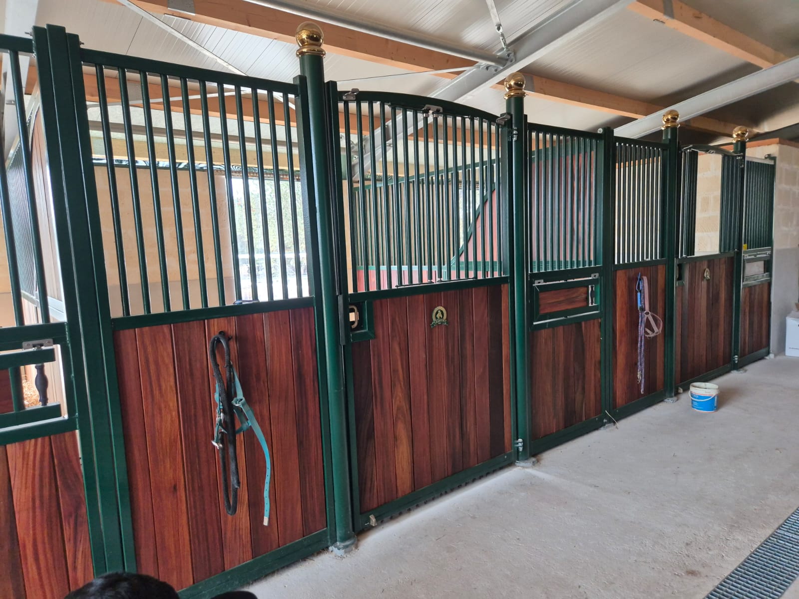 BARCELONA 3,5 m hästbox i elegant stallmiljö
