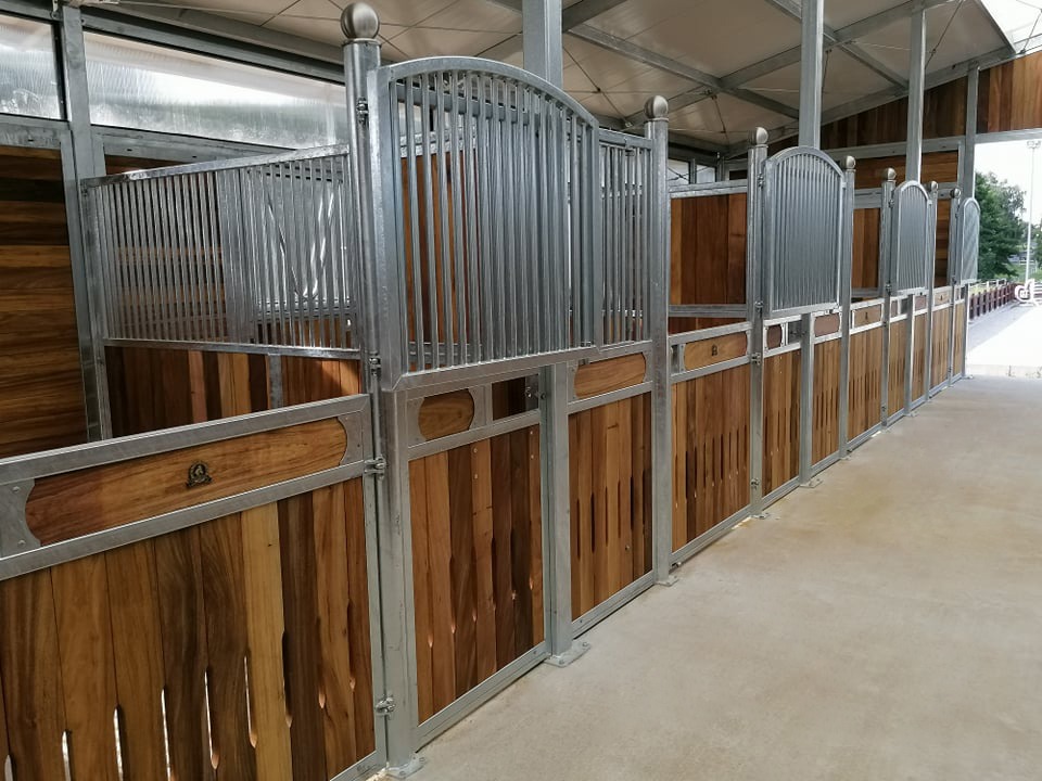 BARCELONA 3 m hästboxfront med lärkfyllning 