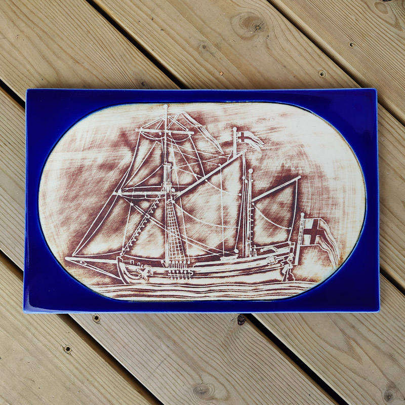 Navigare väggrelief från Gustavsberg