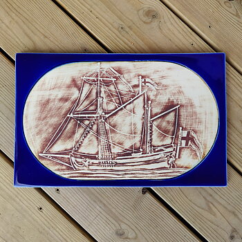 Navigare väggrelief från Gustavsberg