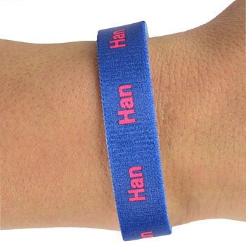 Blått textilarmband med texten HAN 