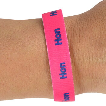 Rosa textilarmband med pronomen Hon 