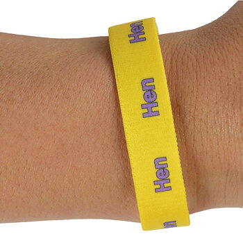 Yellow textile bracelet with pronoun Hen