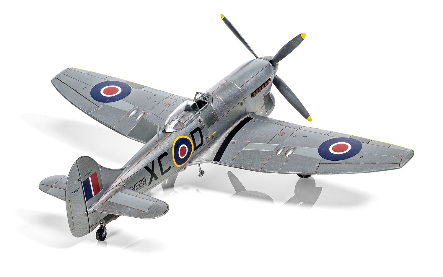 Airfix Modellflyg A02110 Hawker Tempest Mk.V Post War - 6