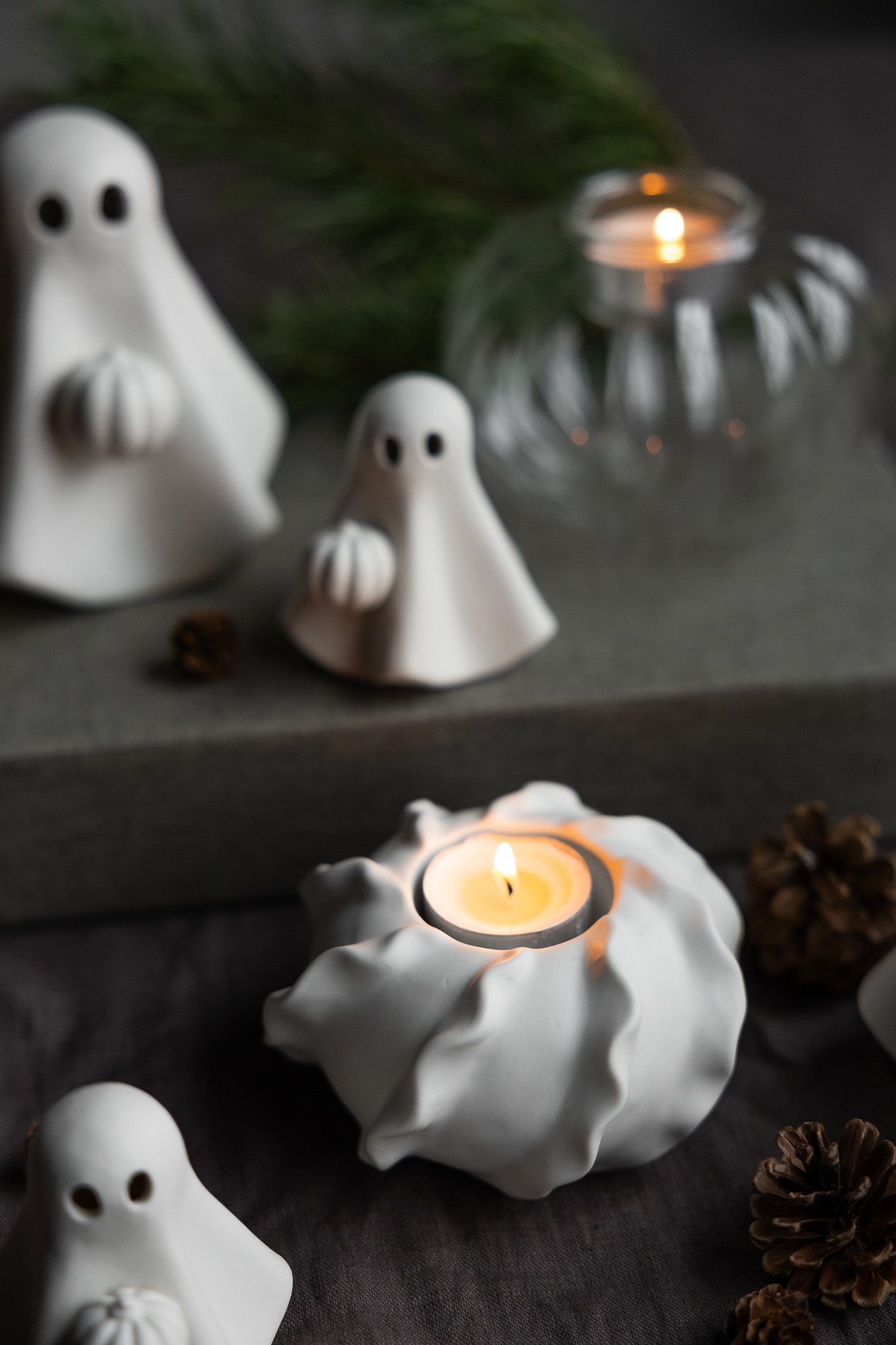 Sam - Ghost with pumpkin - White - Ceramic - Halloween - 7x8 cm - 4