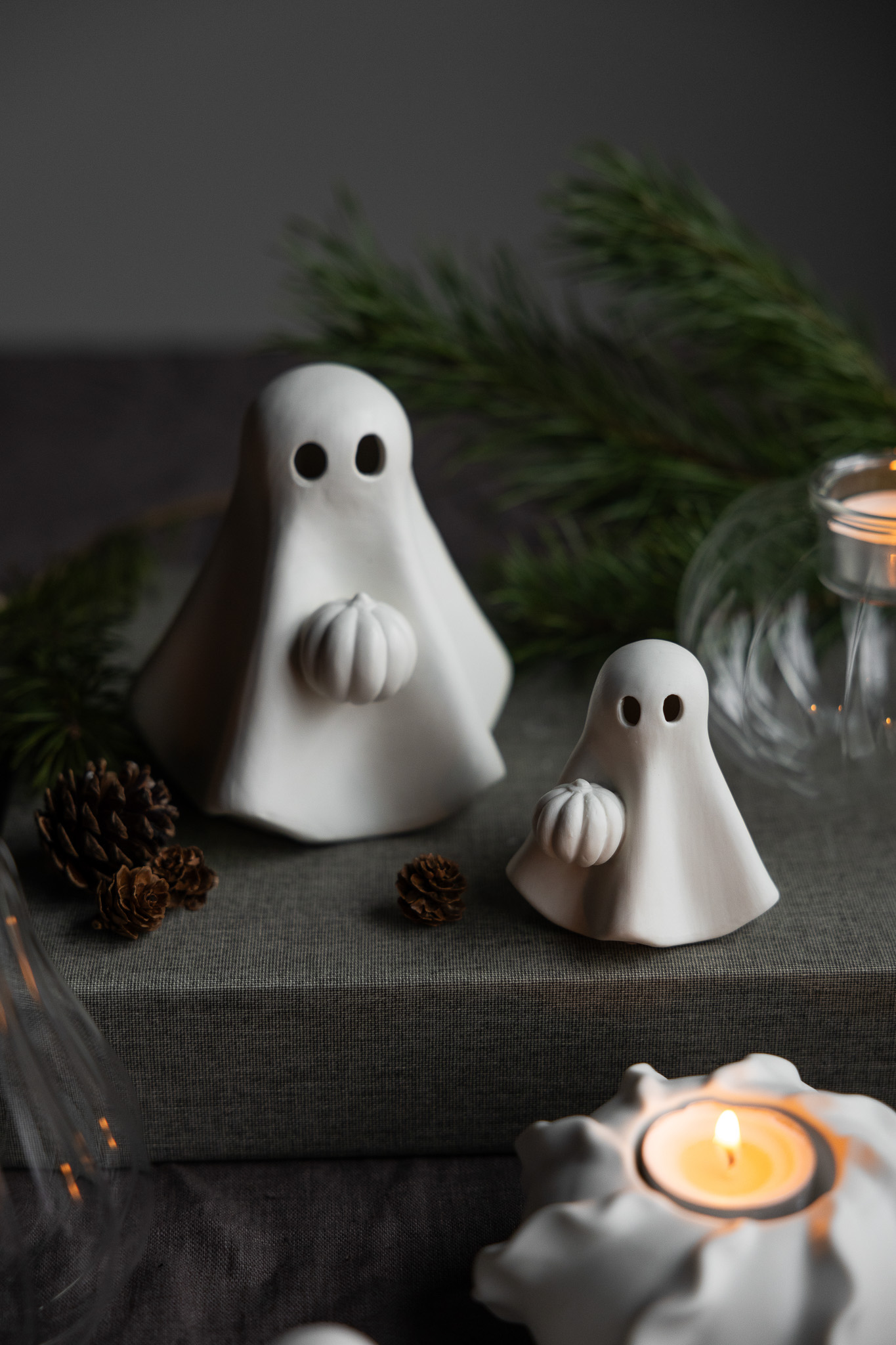 Sam - Ghost with pumpkin - White - Ceramic - Halloween - 7x8 cm - 2