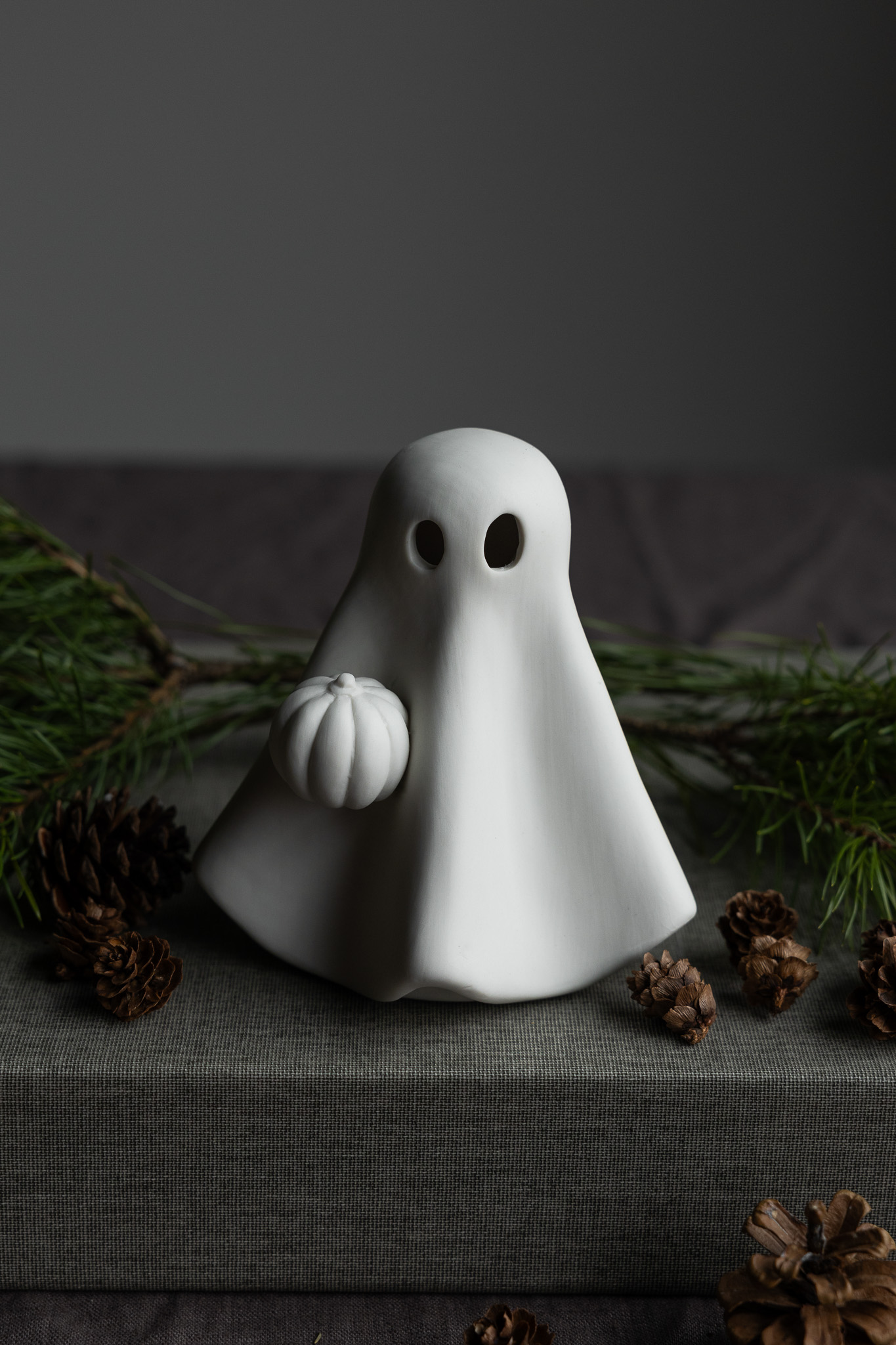 Sam - Ghost with pumpkin - White - Ceramic - Halloween - 11x13 cm