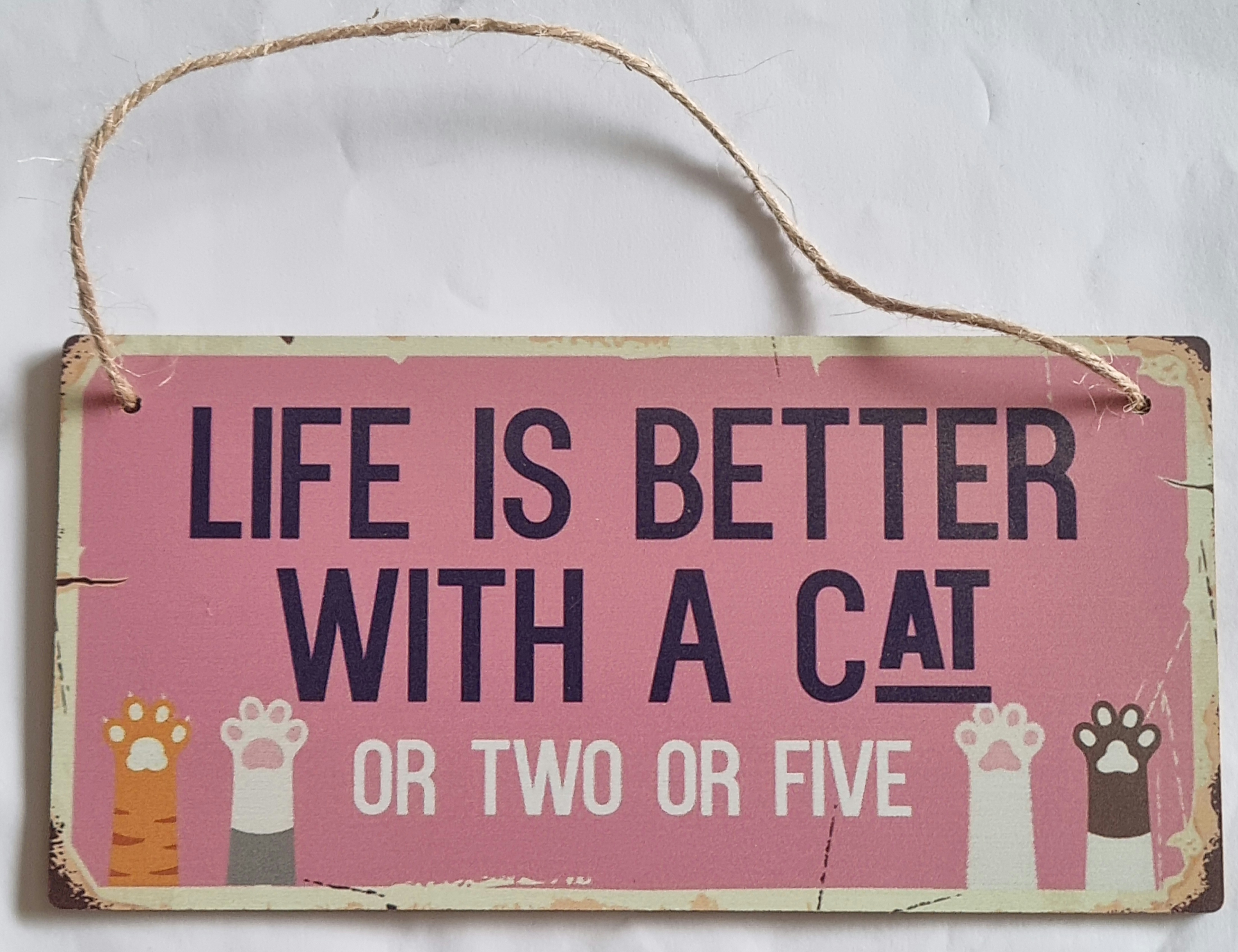 Skylt "Life is better with a cat..." Rosa