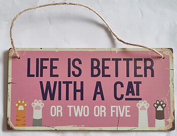 Skylt "Life is better with a cat..." Rosa