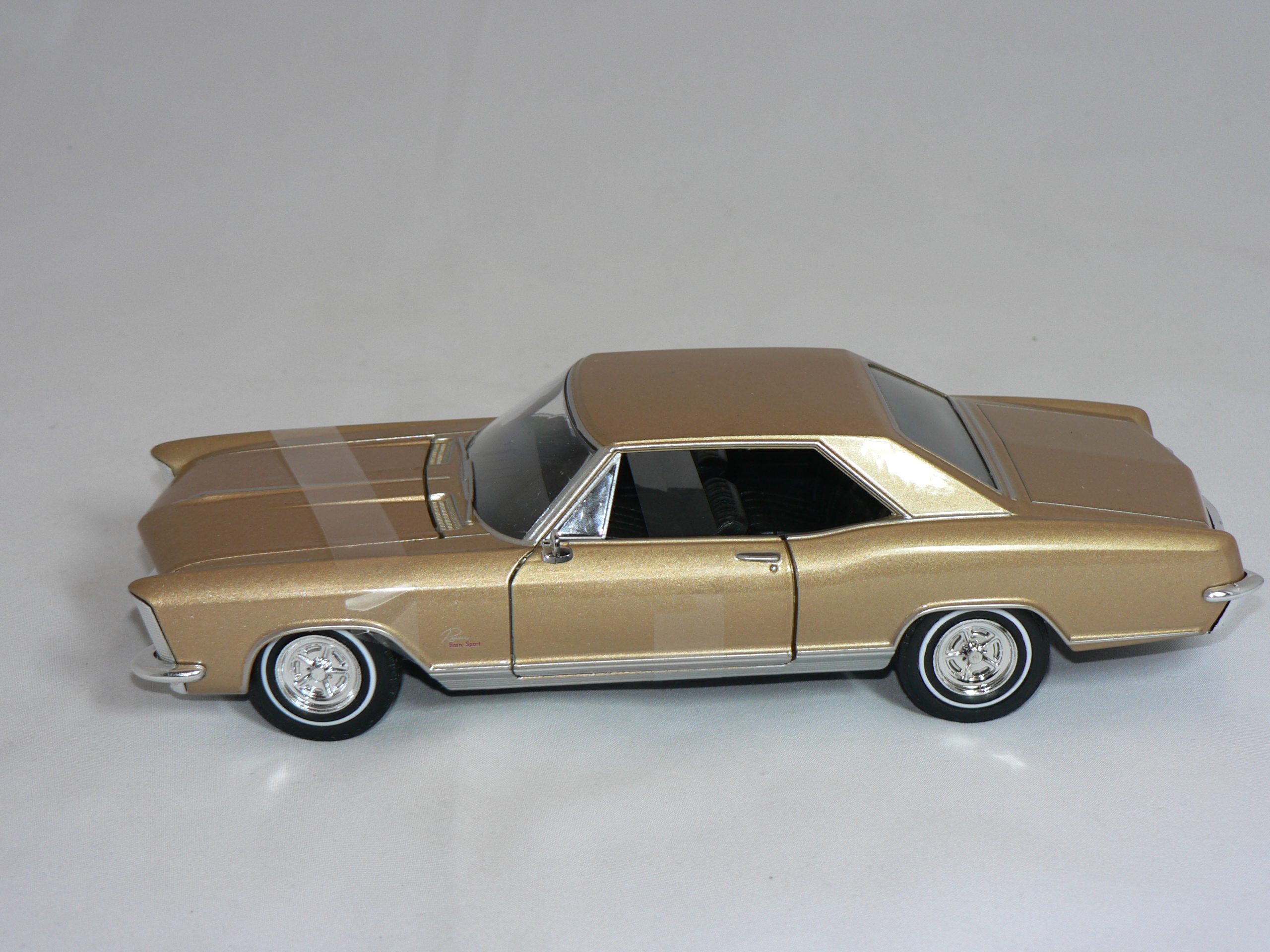 Buick Riviera Grand Sport -1965   1:24  Welly - 3